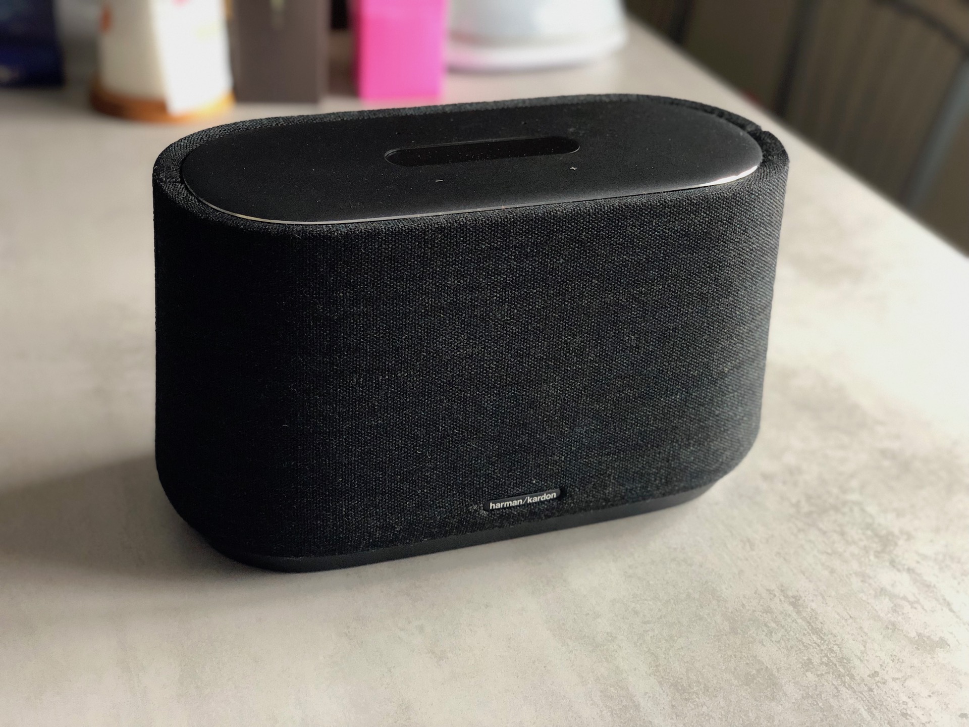 Une grosse enceinte Harman Kardon dotée de Google Assistant