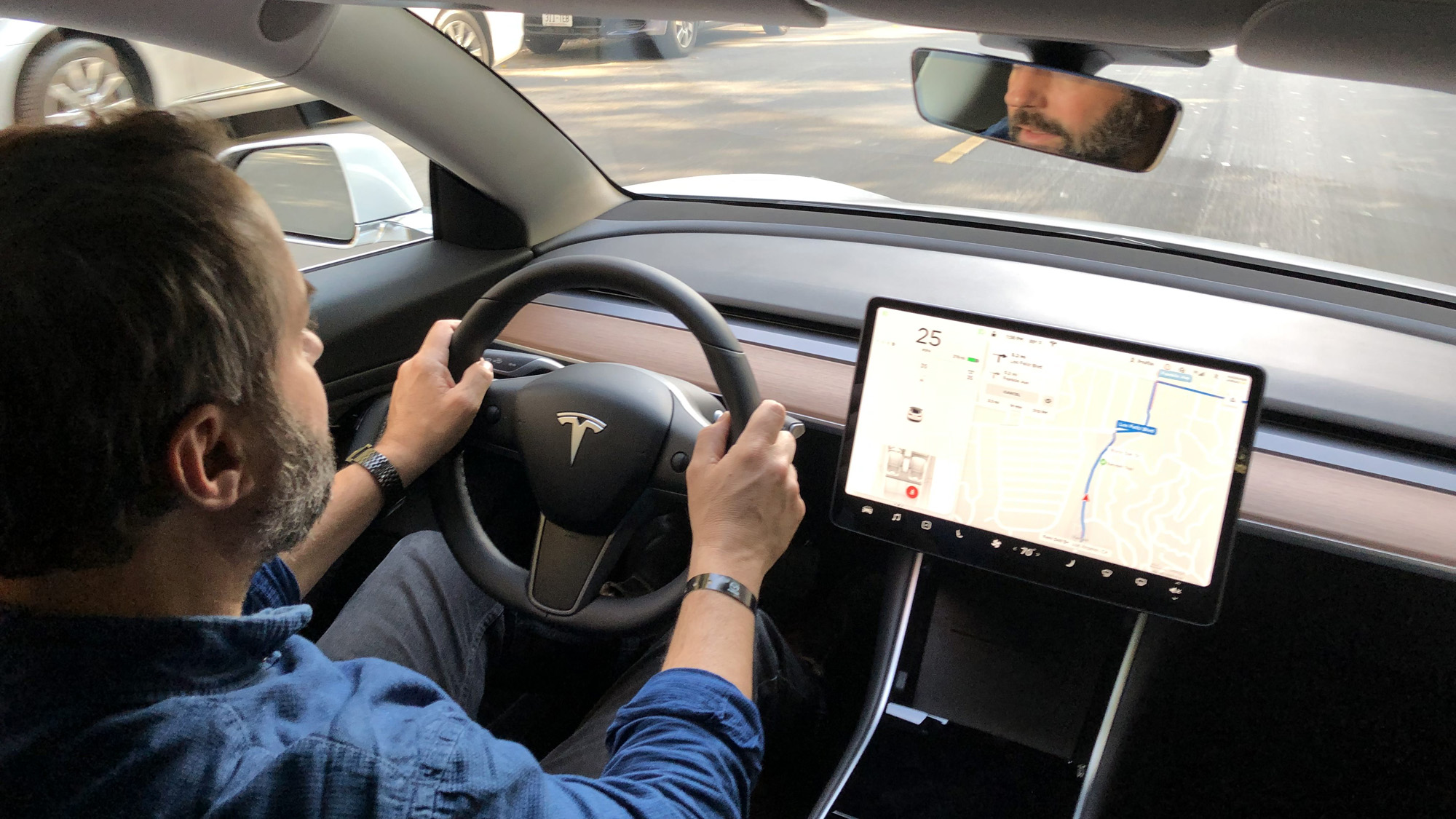 Ça y est, la caméra intérieure des Tesla surveille l'attention des  conducteurs - Les Numériques