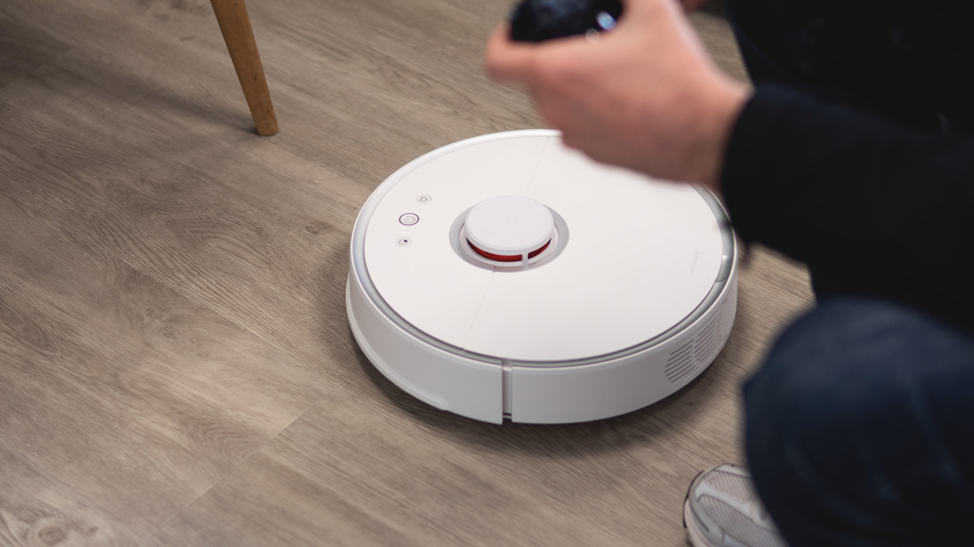 Le Nettoyage Se Fait Avec Un Robot Aspirateur Sur Un Sol Stratifié Qui  Ressemble à Du Bois