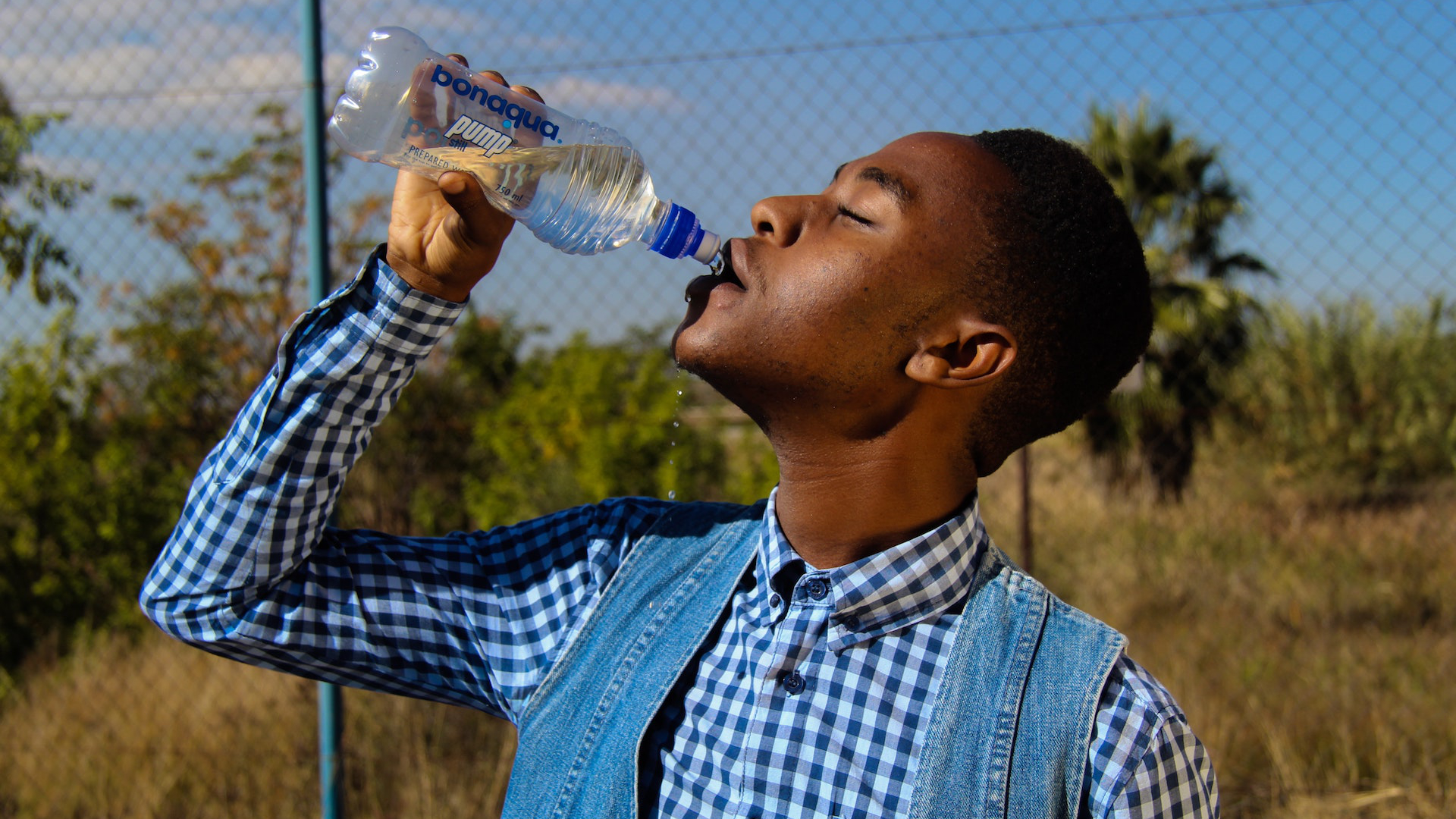 Faut-il boire de l'eau du robinet ou en bouteille ?