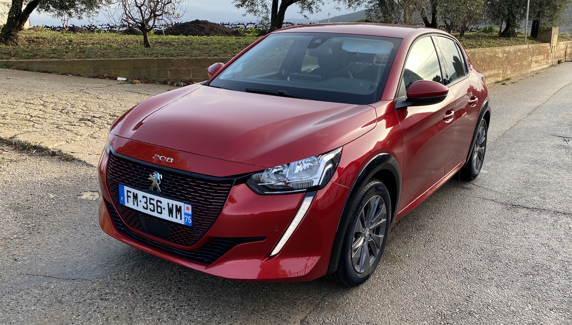 Peugeot e-208 — borne de recharge électrique et prise renforcée