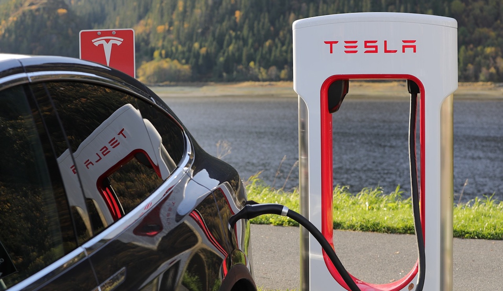 Tesla : Les câbles des Superchargeurs bientôt allongés, une bonne nouvelle  pour les concurrents