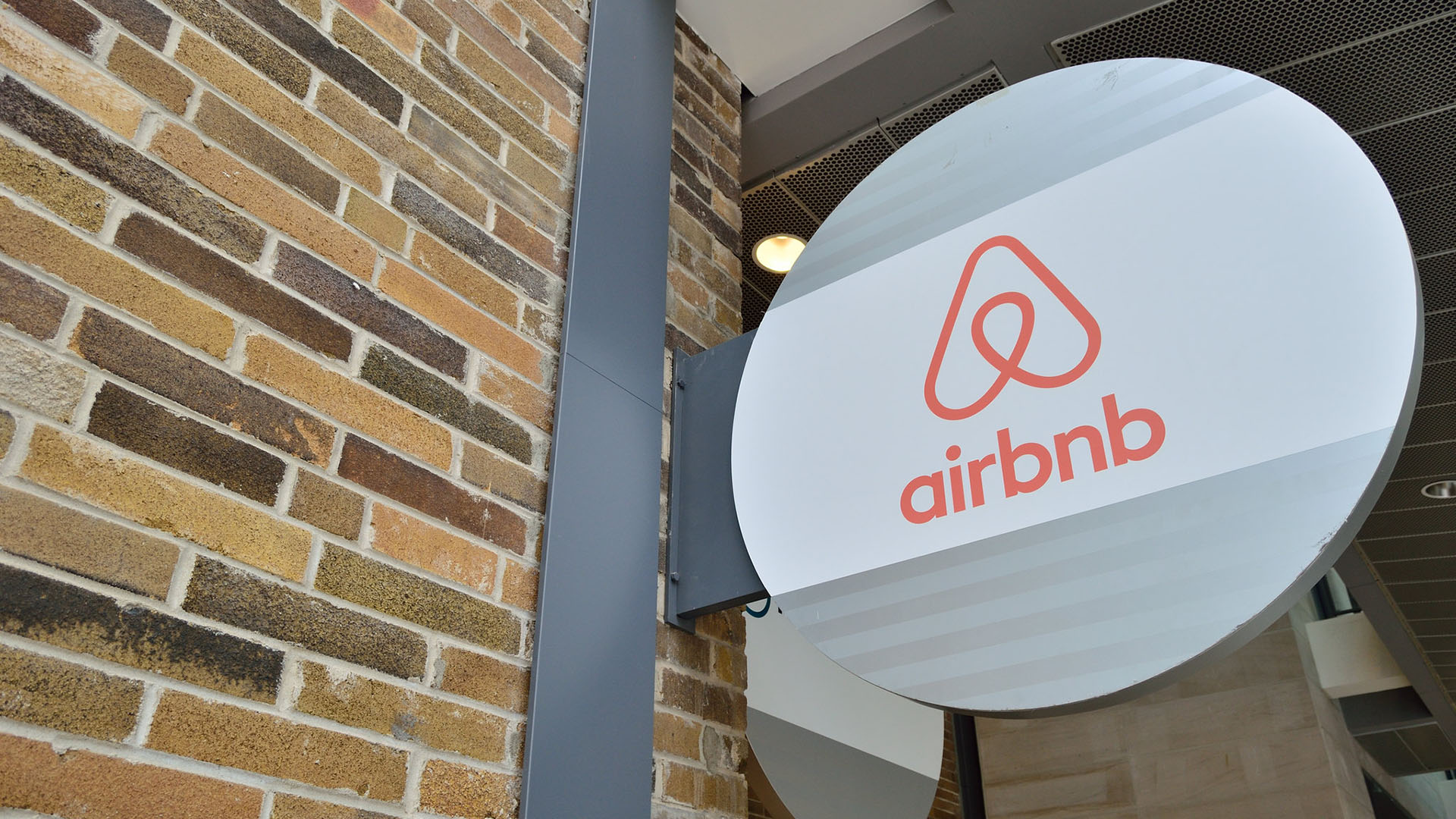 Au fait, pourquoi Airbnb s'appelle Airbnb ?  Numerama