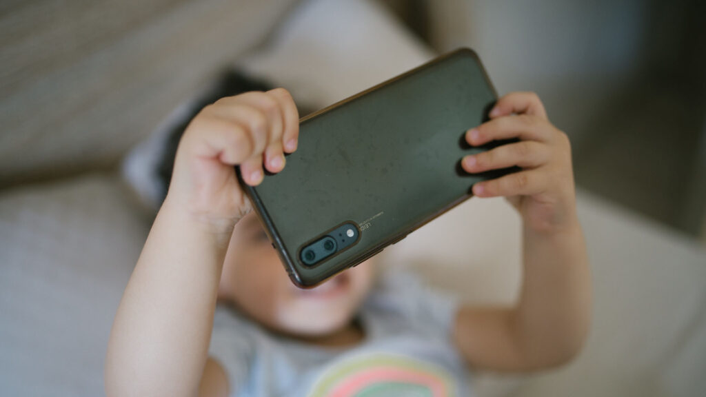 enfant jeune smartphone selfie