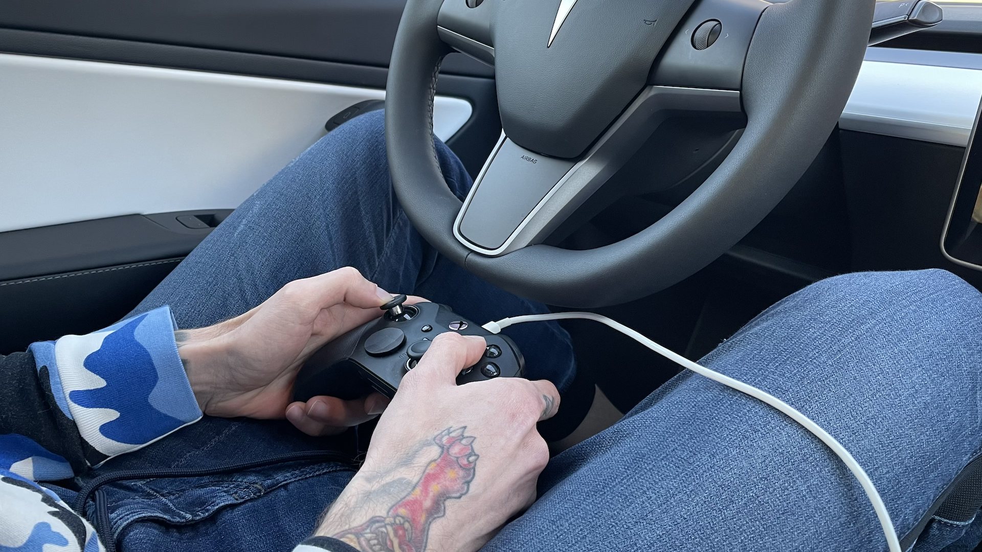 Tesla lar deg spille videospill mens du kjører