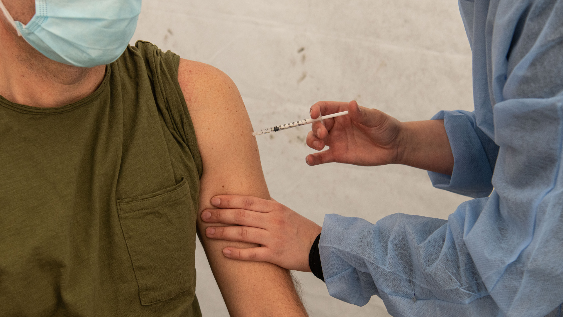 Pourquoi on a mal au bras après le vaccin Covid-19 et que faire ...