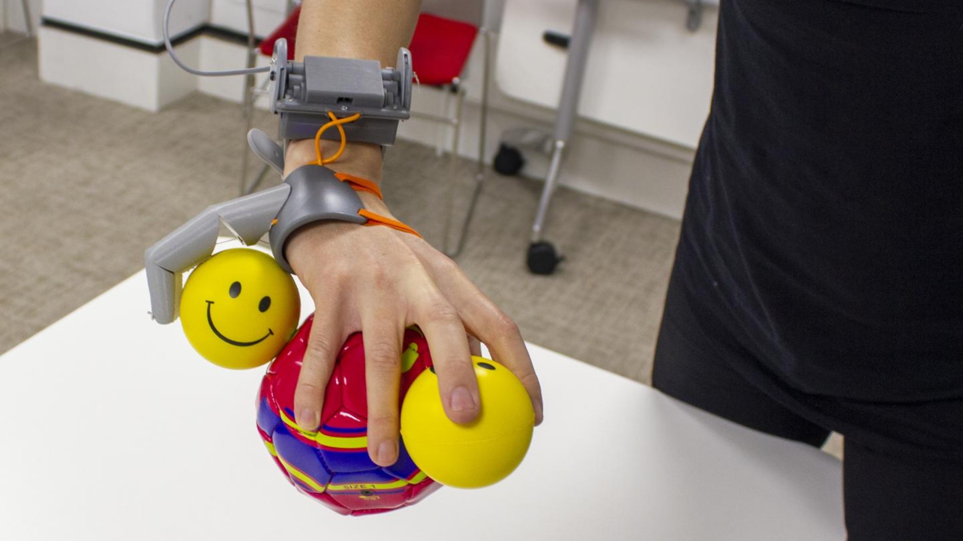 Avoir un pouce robotique a modifié l’activité cérébrale des participants à cette expérience