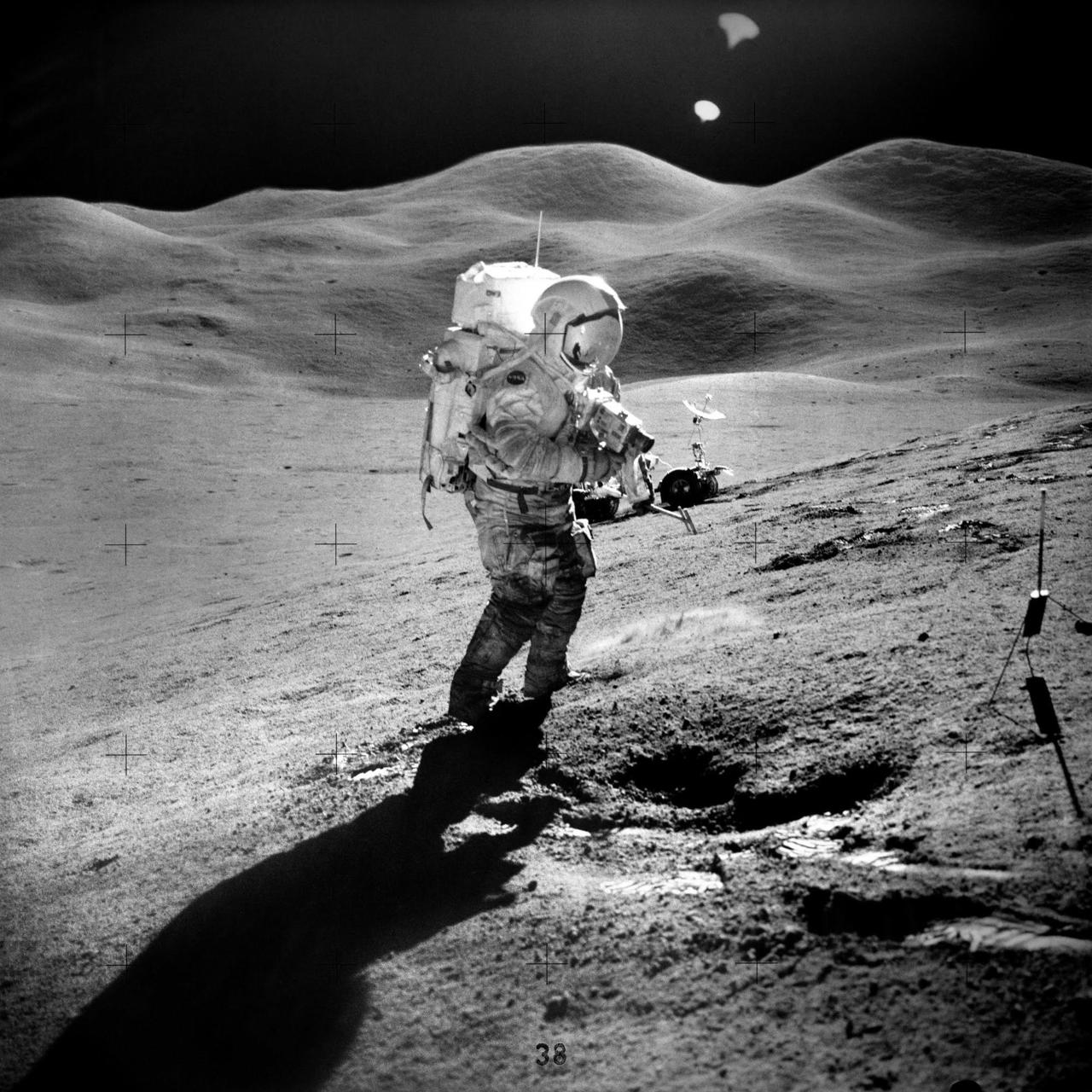 Фото сделано наса в день рождения. Энди Аполло. Фото 16 9 космонавт. Apollo 15 photos. Снимок НАСА В день рождения и год.