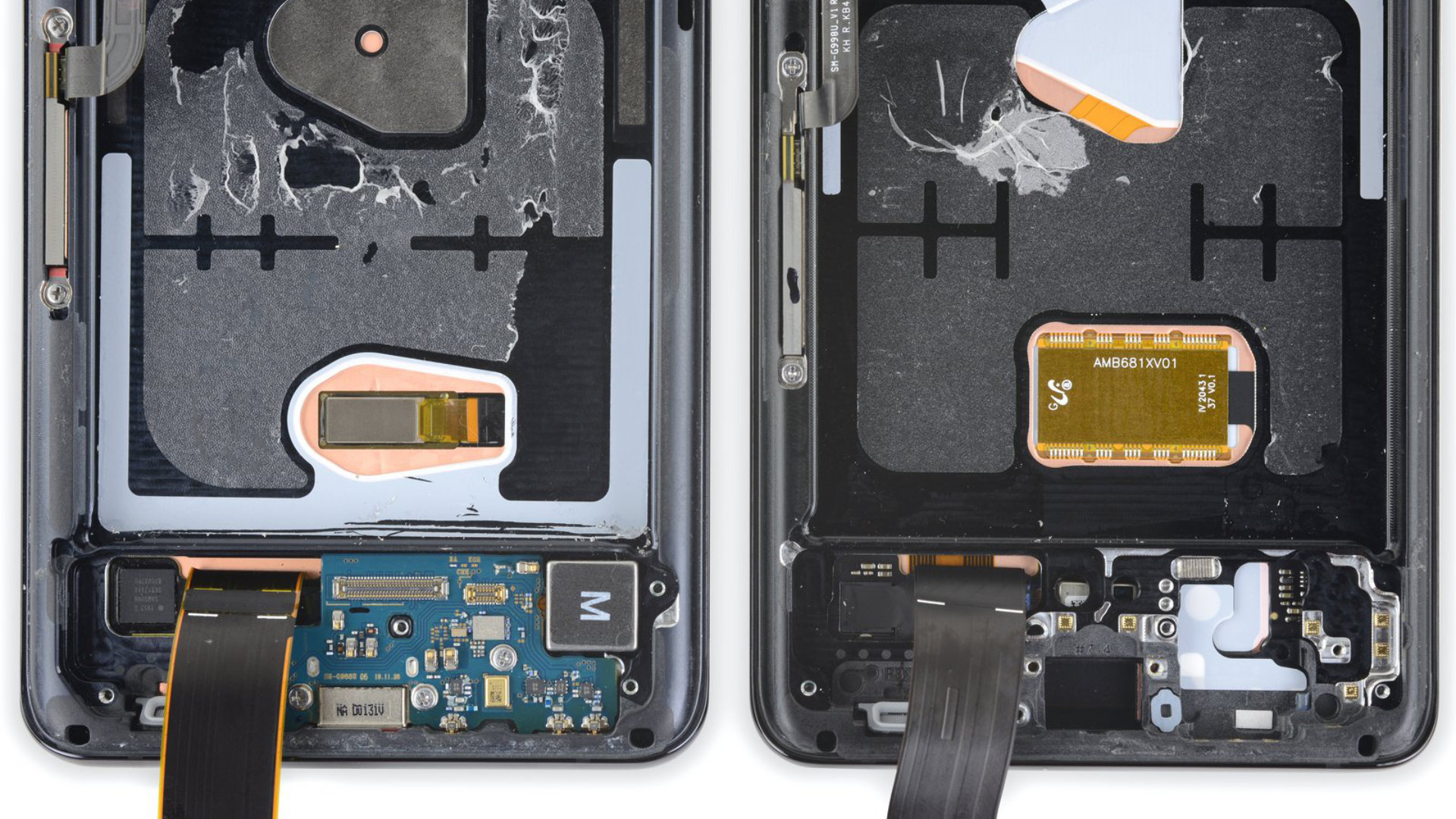 Le capteur d’empreintes du Galaxy S20 (gauche) et du S21 Ultra (droite). La taille plus importante permet plus de confort dans le placement du doigt // Source : iFixit