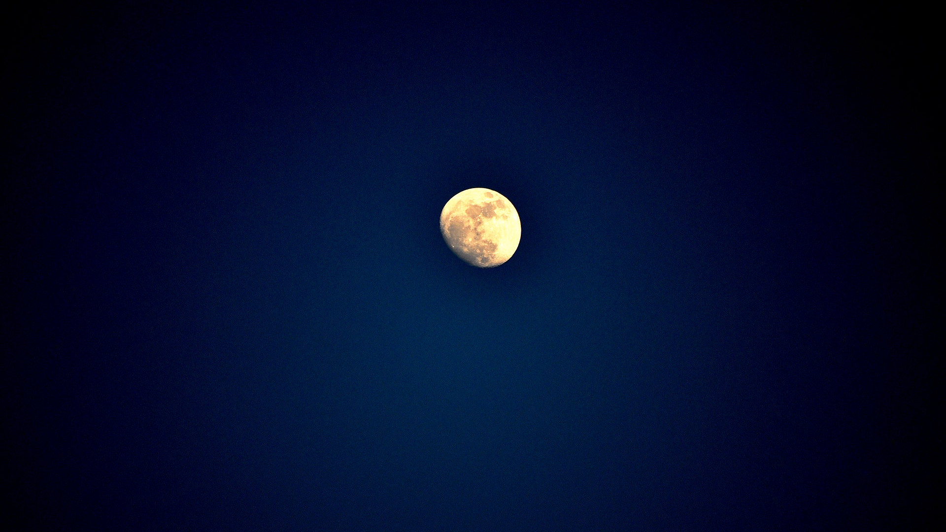 lune satellite terre ciel bleu