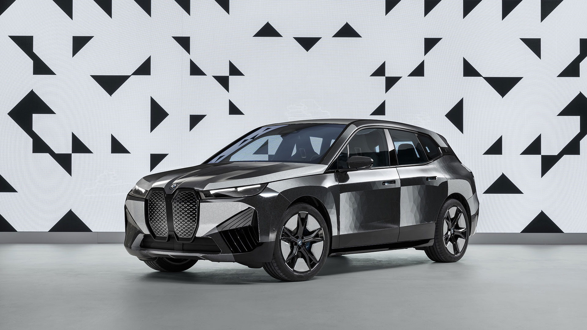 BMW dévoile la technologie E Ink  pour changer la couleur de sa voiture.