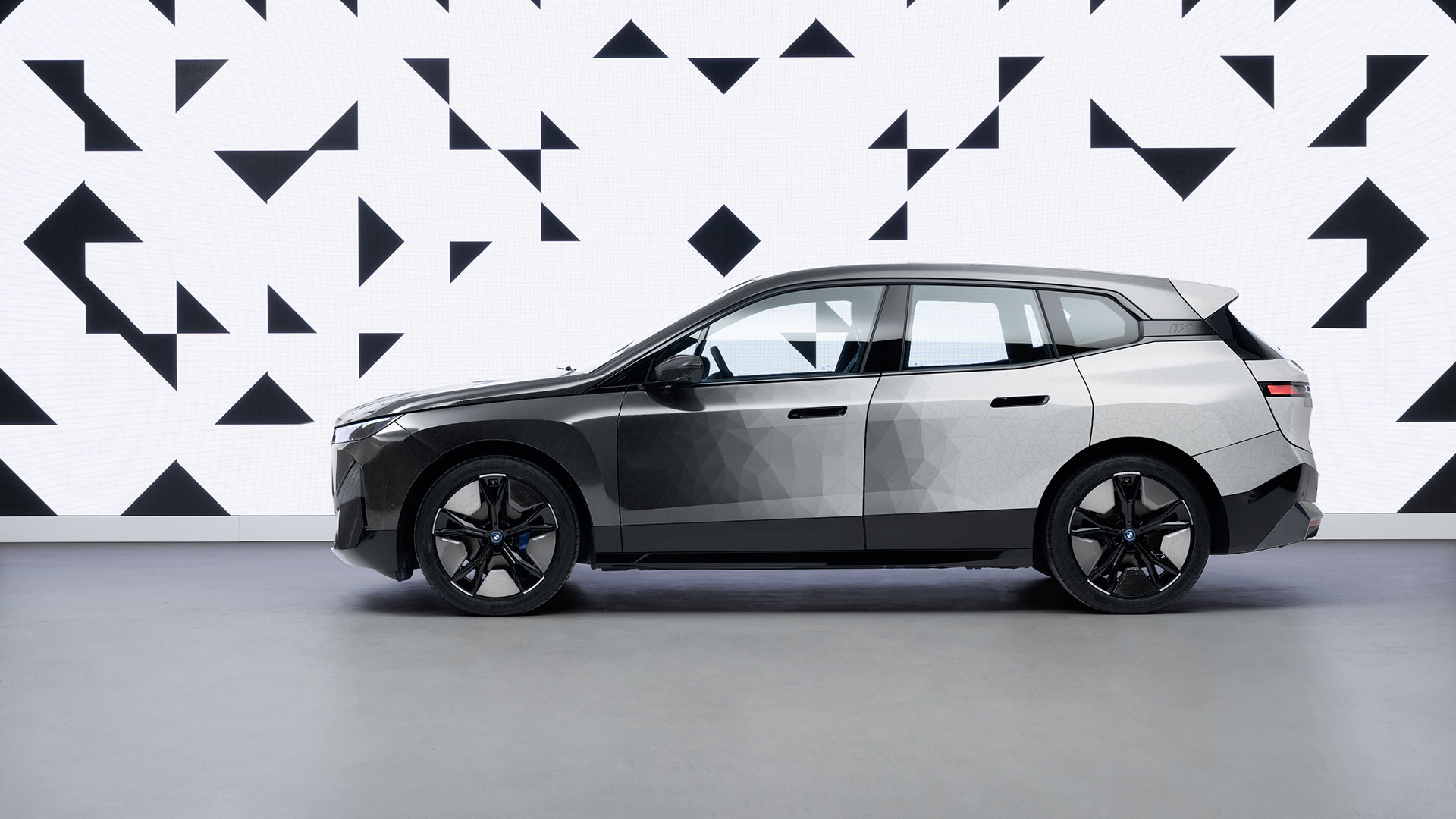 BMW veranstaltet mit dem iX eine Show, die selbst die Farbe wechselt