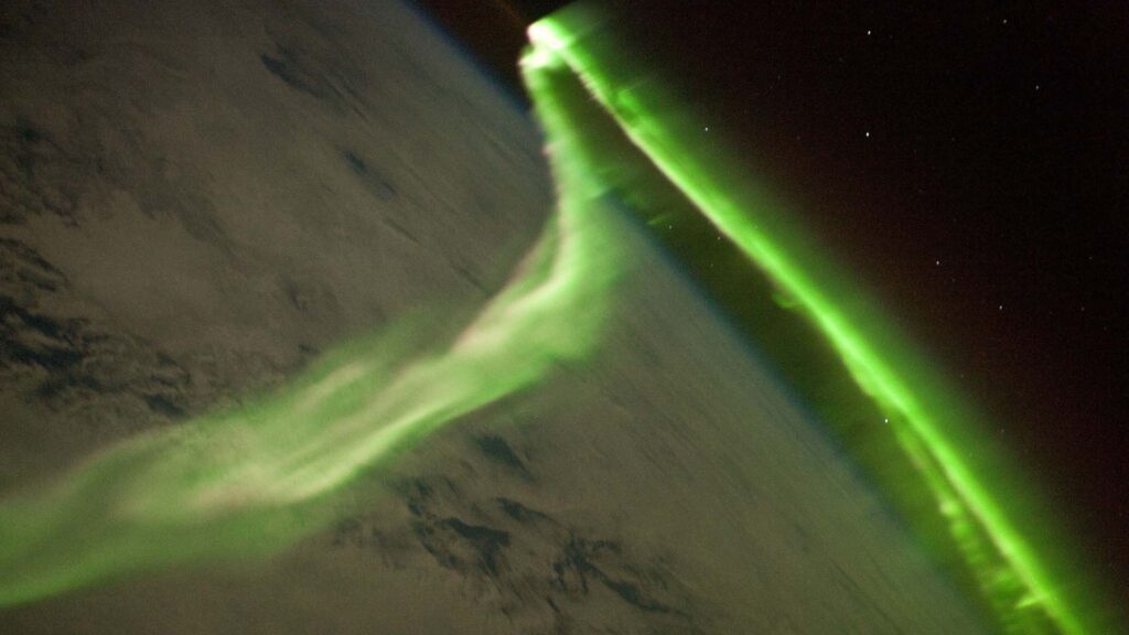 aurore polaire orage magnétique tempête géomagnétique