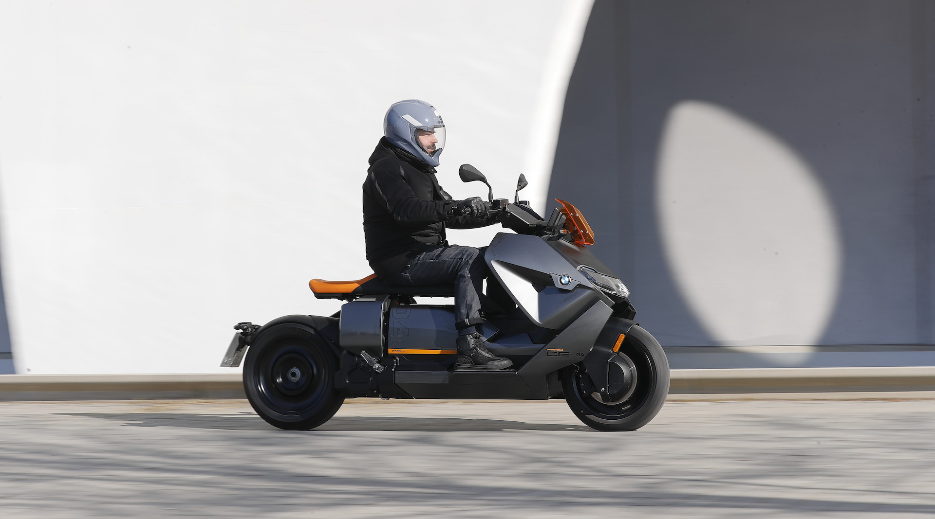 Couples Qui Roulent Ensemble En Moto Sur Le Bord De La Route Il Y