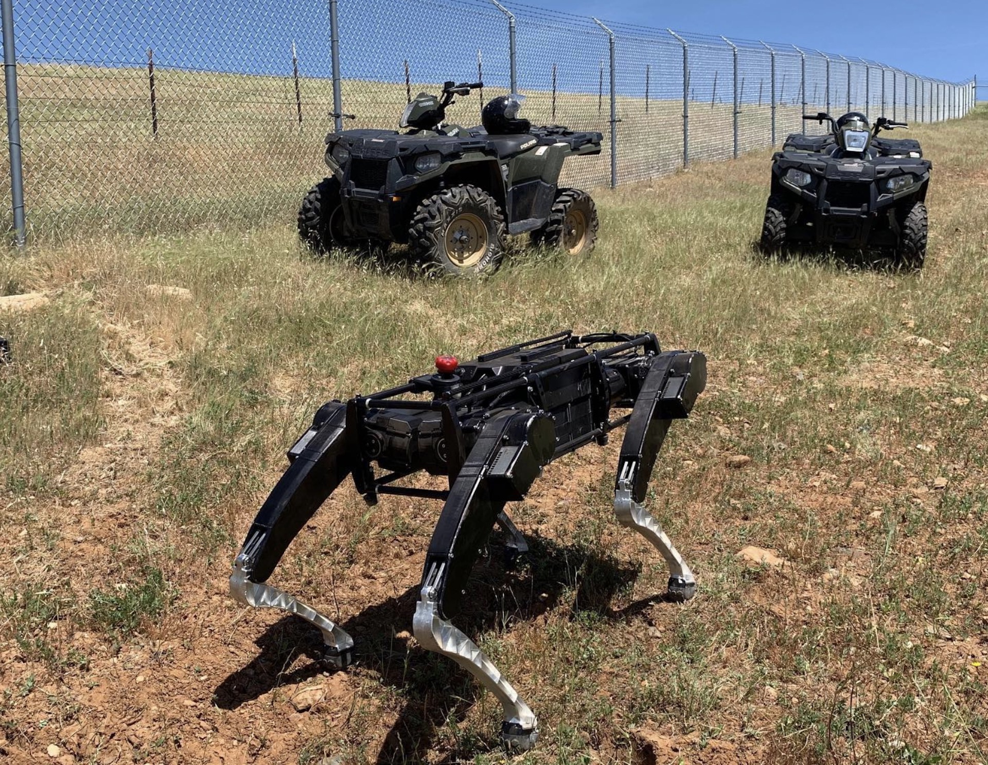 Les États-Unis font patrouiller des chiens-robots à la frontière