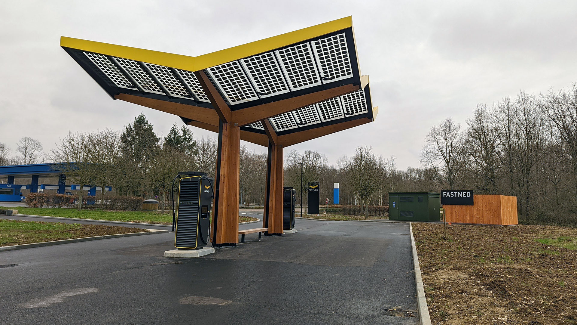 Tesla implante une station de bornes de recharge pour voitures électriques,  à Dinan