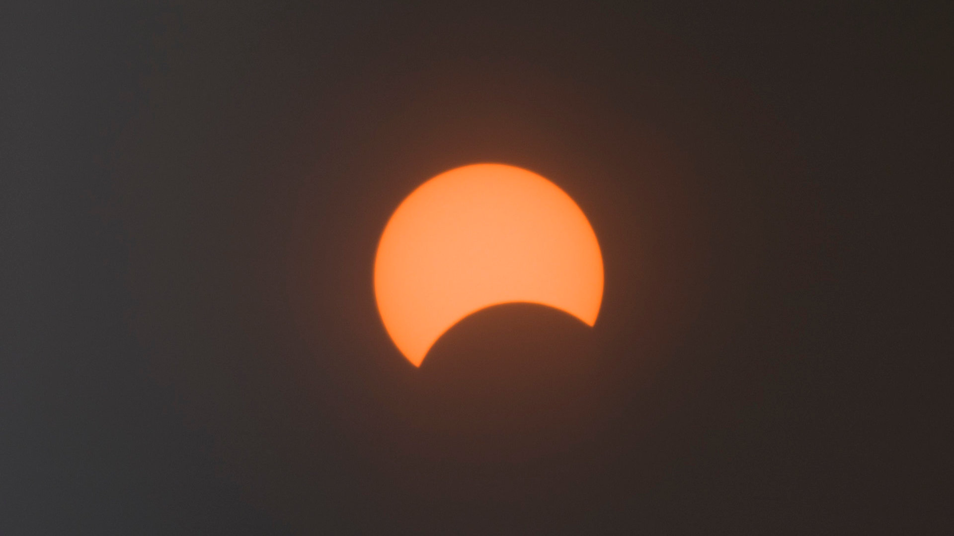 Was ist die maximale Dauer einer Sonnenfinsternis oder einer Mondfinsternis?