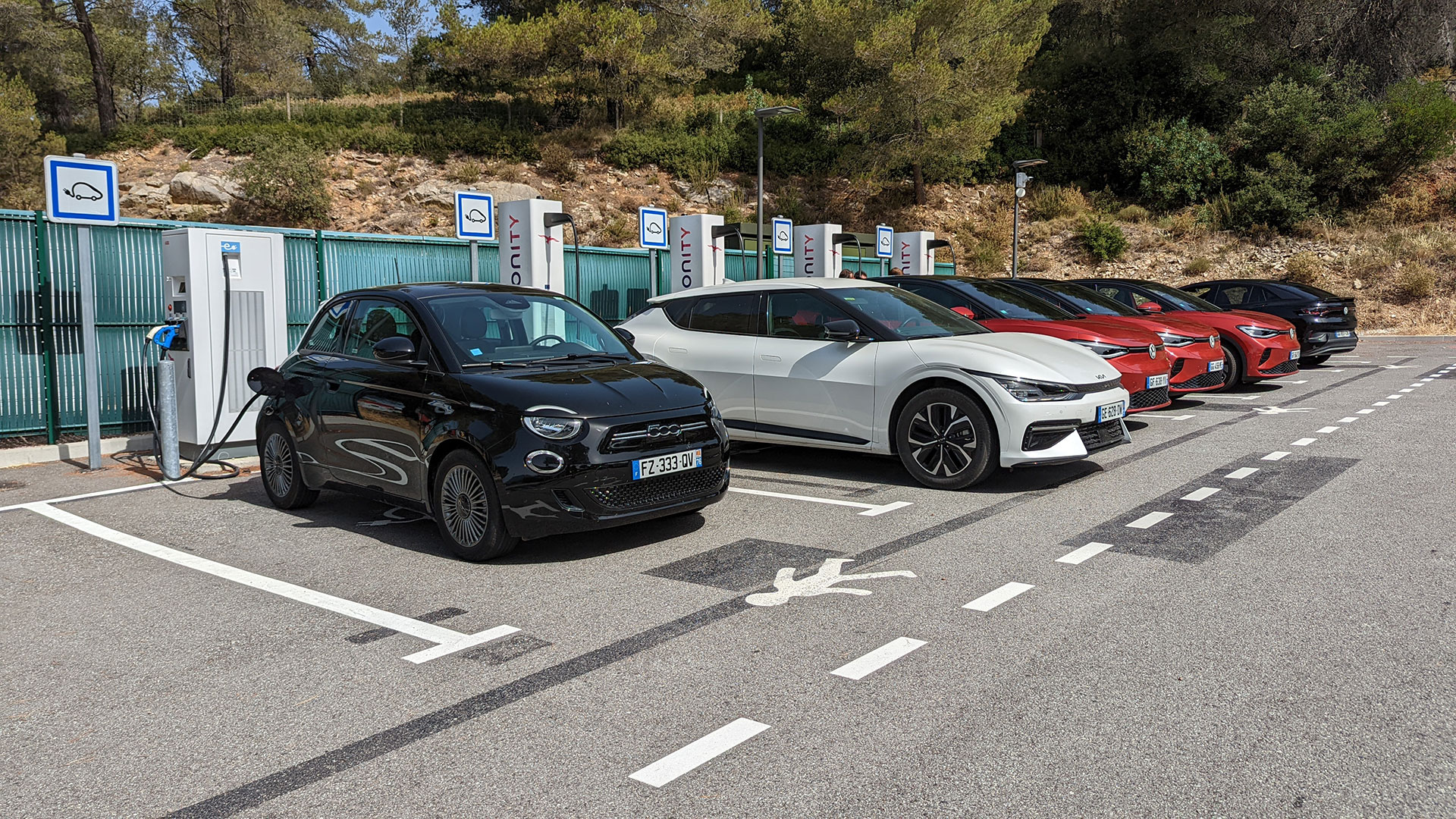 À Paris, Total frappe un grand coup dans les bornes de recharge pour  véhicules électriques