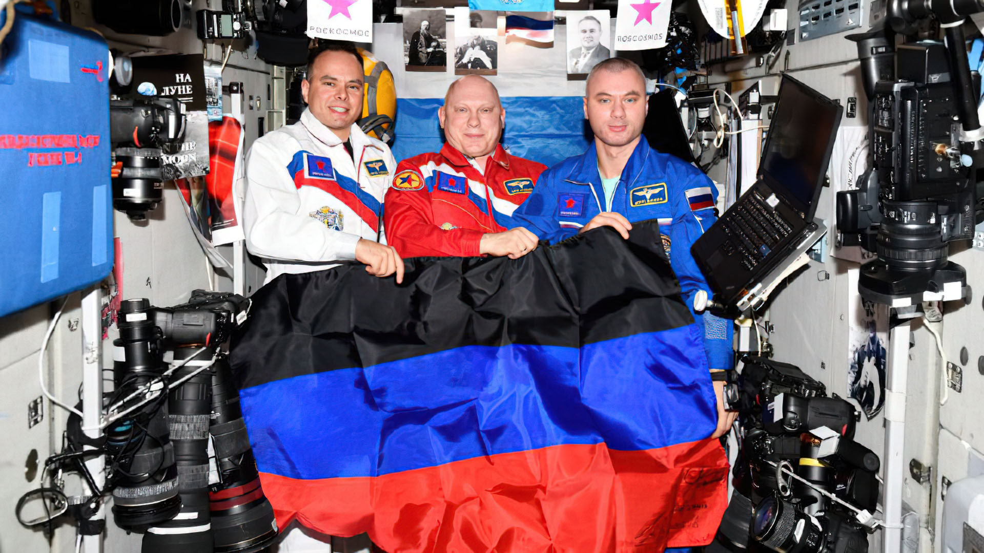 Зарплата космонавта в россии в 2024. Космонавты на МКС. Космонавт фото. Космонавты на станции.