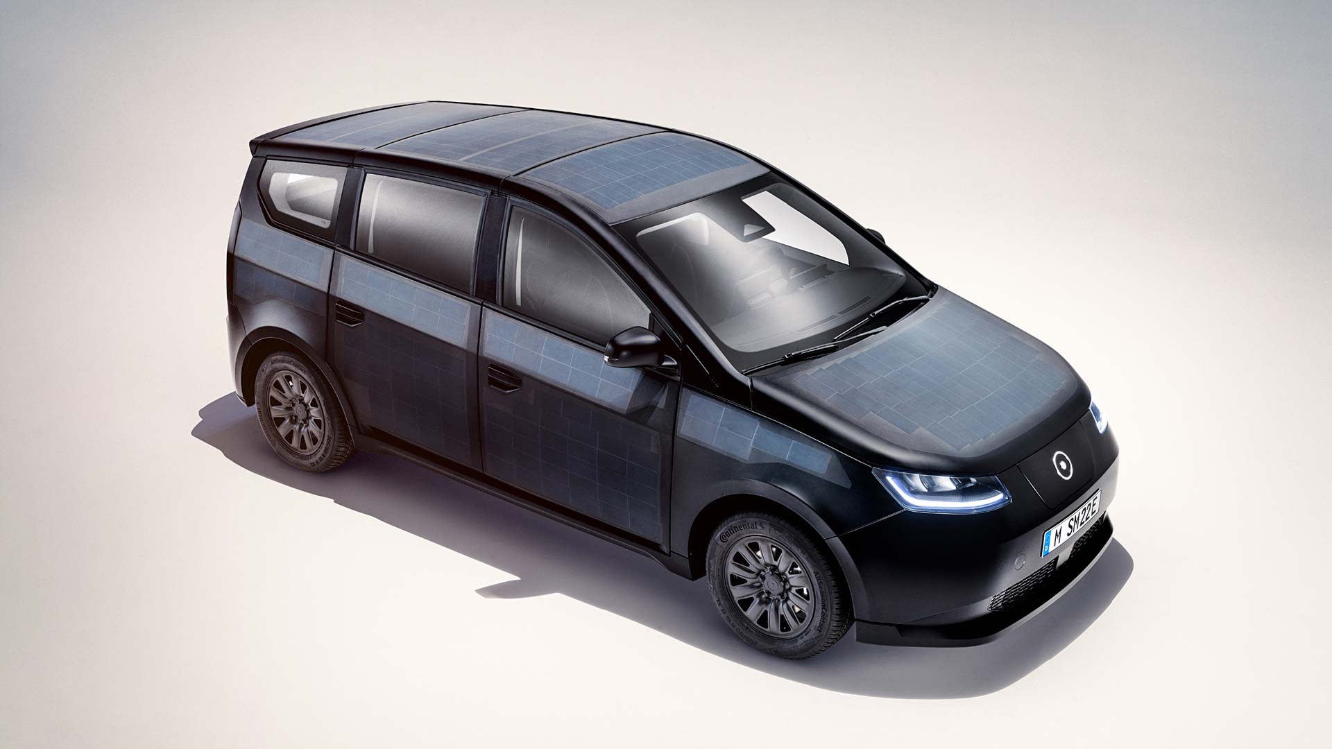 La voiture couverte de panneaux solaires de Sono Motors est moche