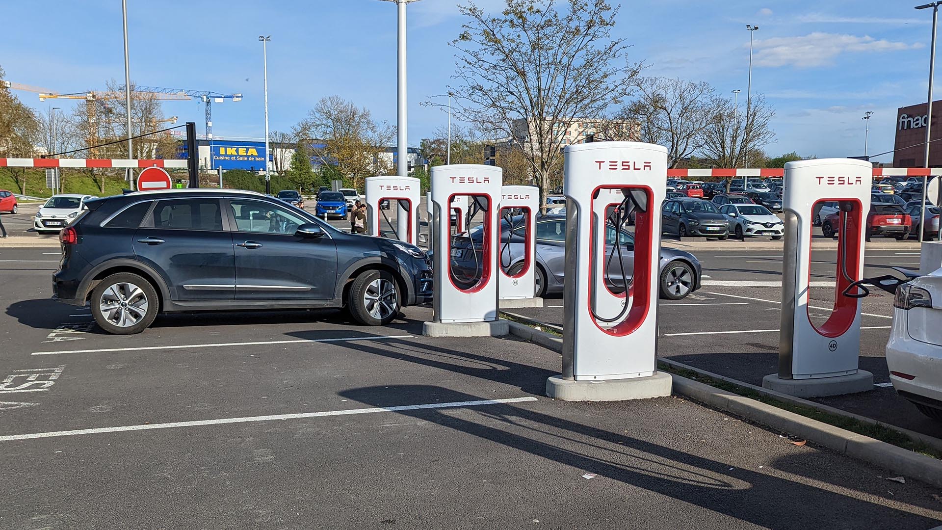 Pourquoi Tesla est tellement meilleur sur la charge rapide