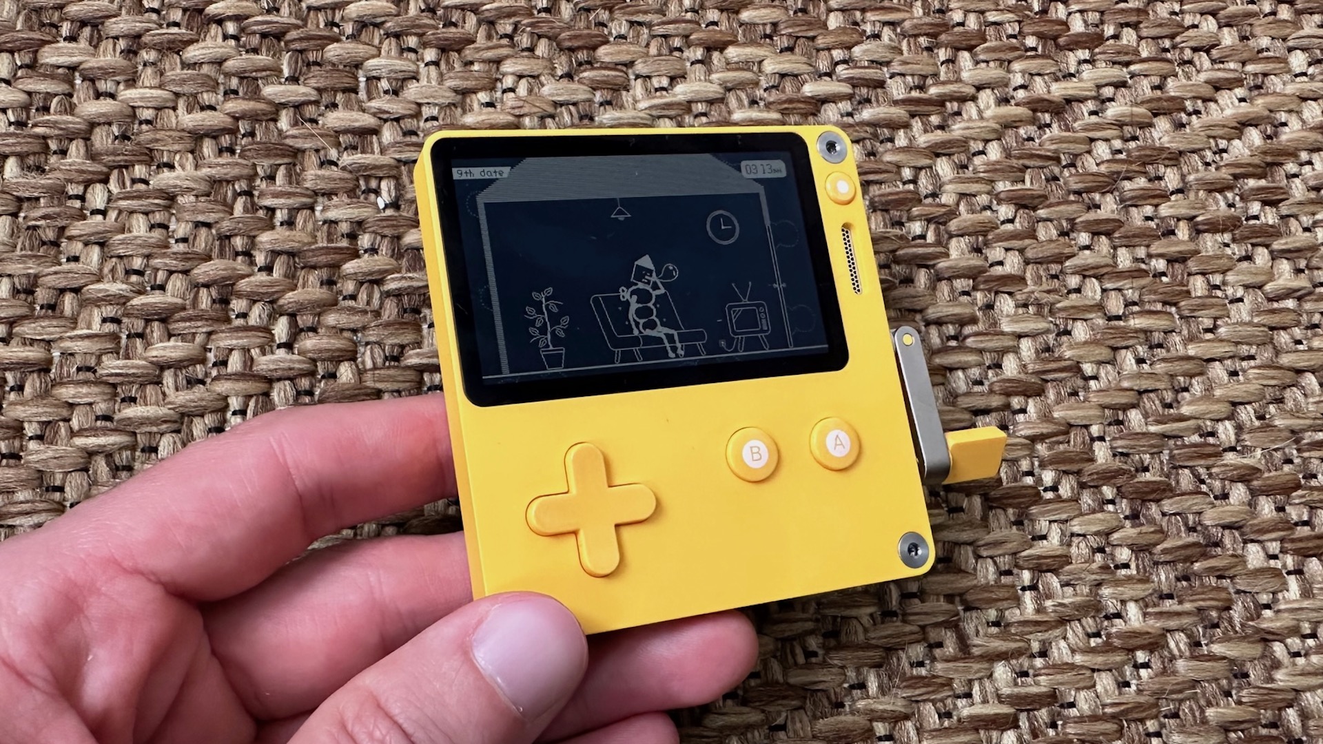 On a testé la Playdate, la petite console jaune qui fait entrer la  manivelle dans l'histoire du jeu vidéo