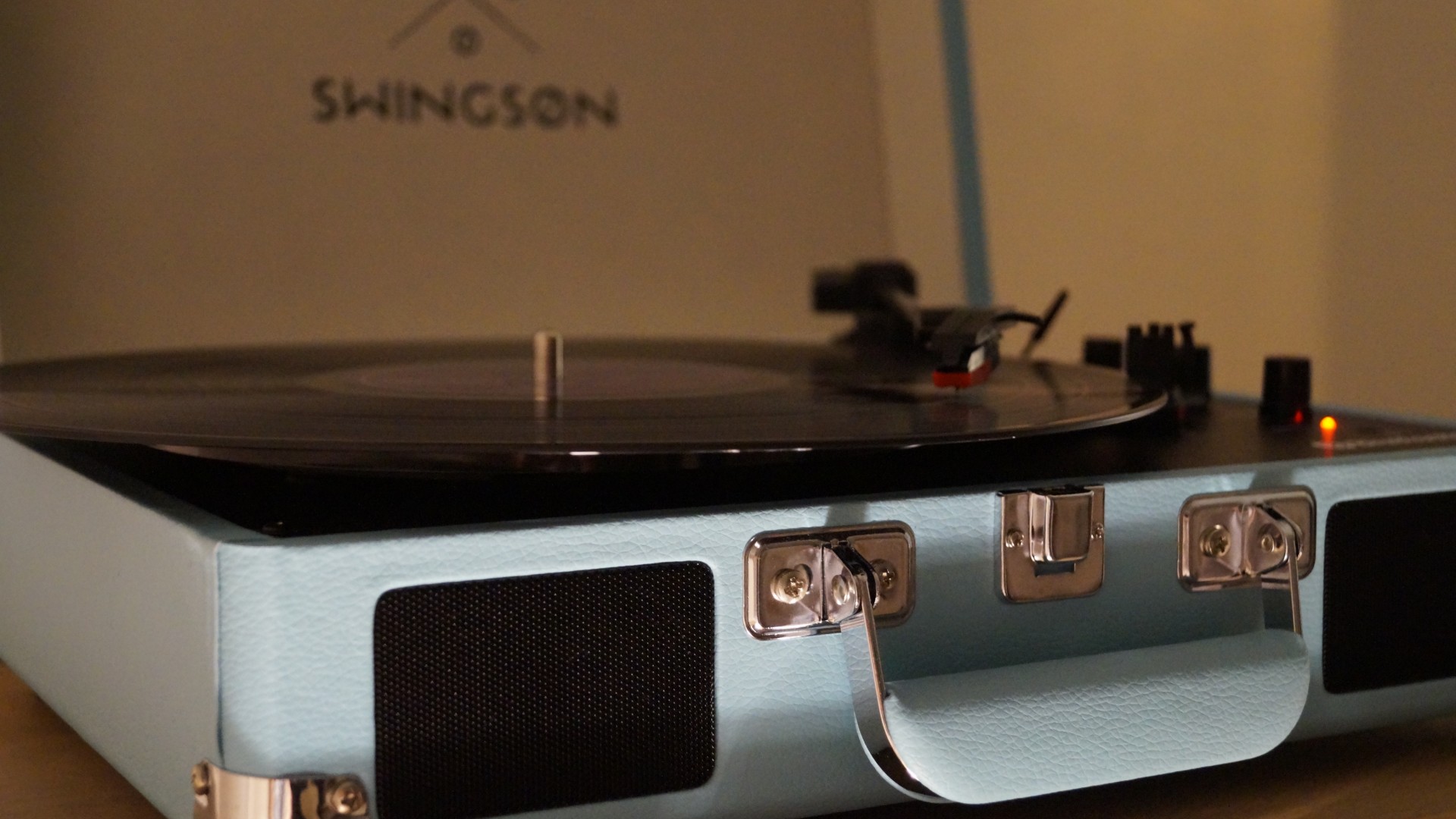 On a testé la platine vinyle Swingson premier prix : c'est stylé, mais très  cheap - Numerama