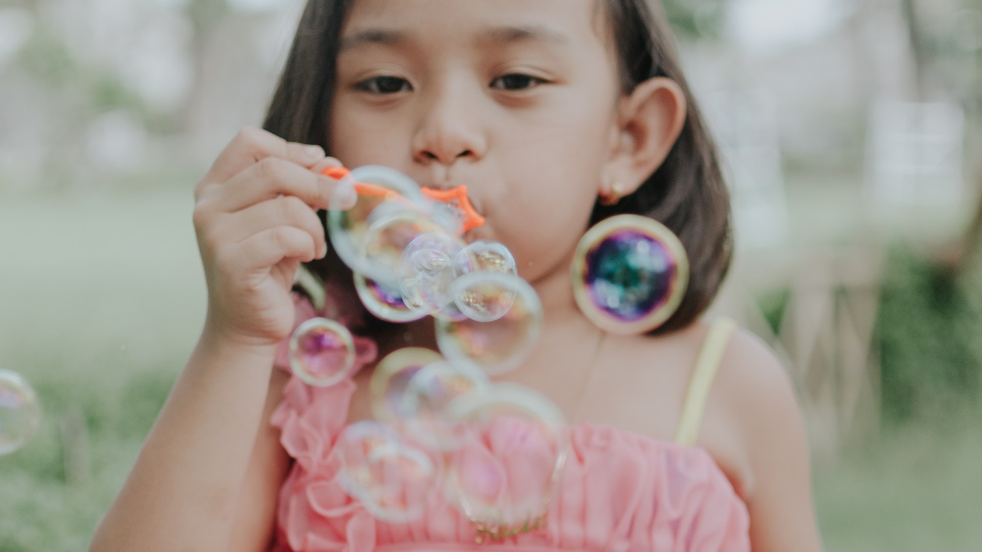 Enfant énervé, excité, stressé ? testez l'astuce de la bulle de savon –  Cultivons l'optimisme