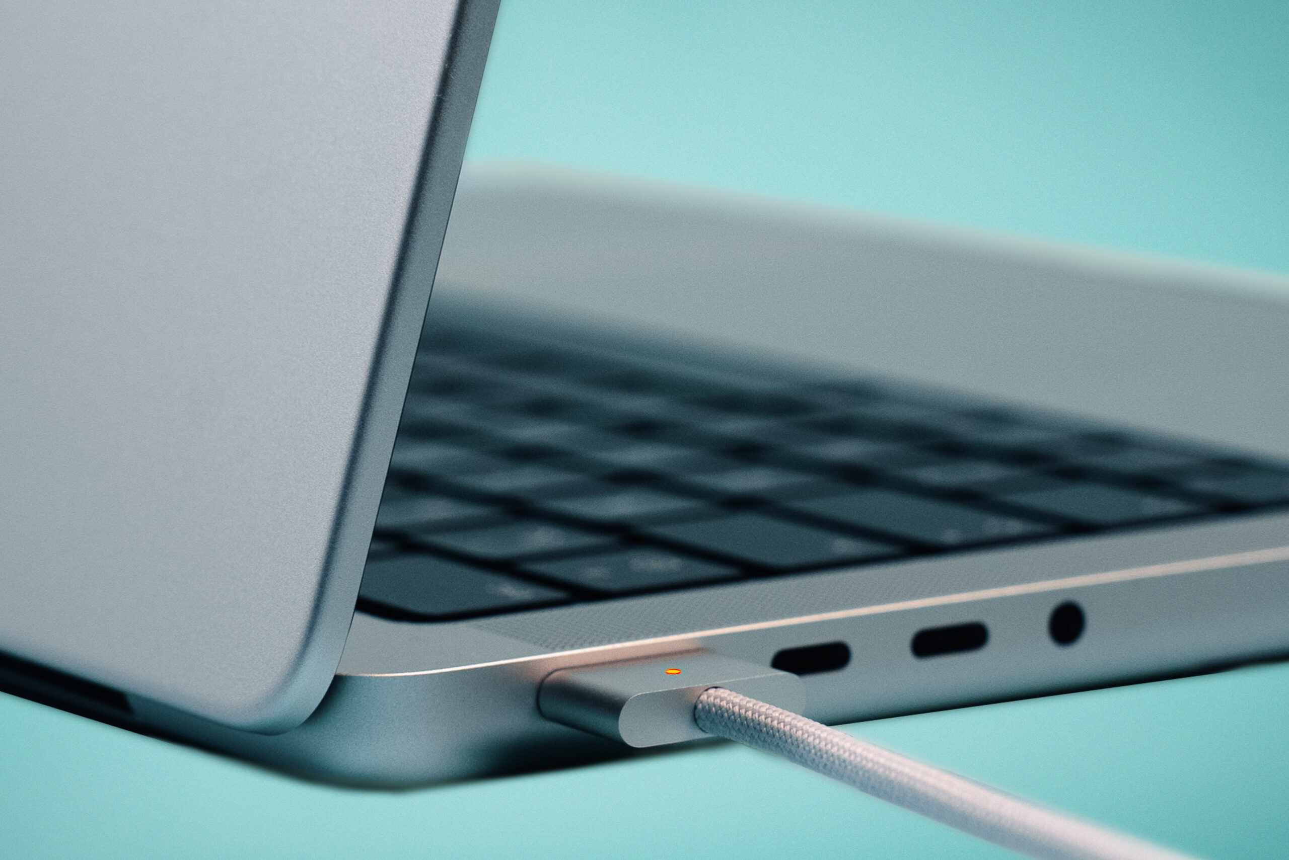 MacBook Pro 14 pouces : le chargeur 67W inclus n'est pas compatible avec la  charge rapide