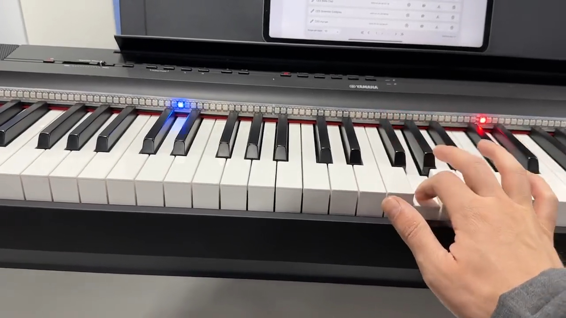 Une simple petite lumière rend l'apprentissage du piano beaucoup