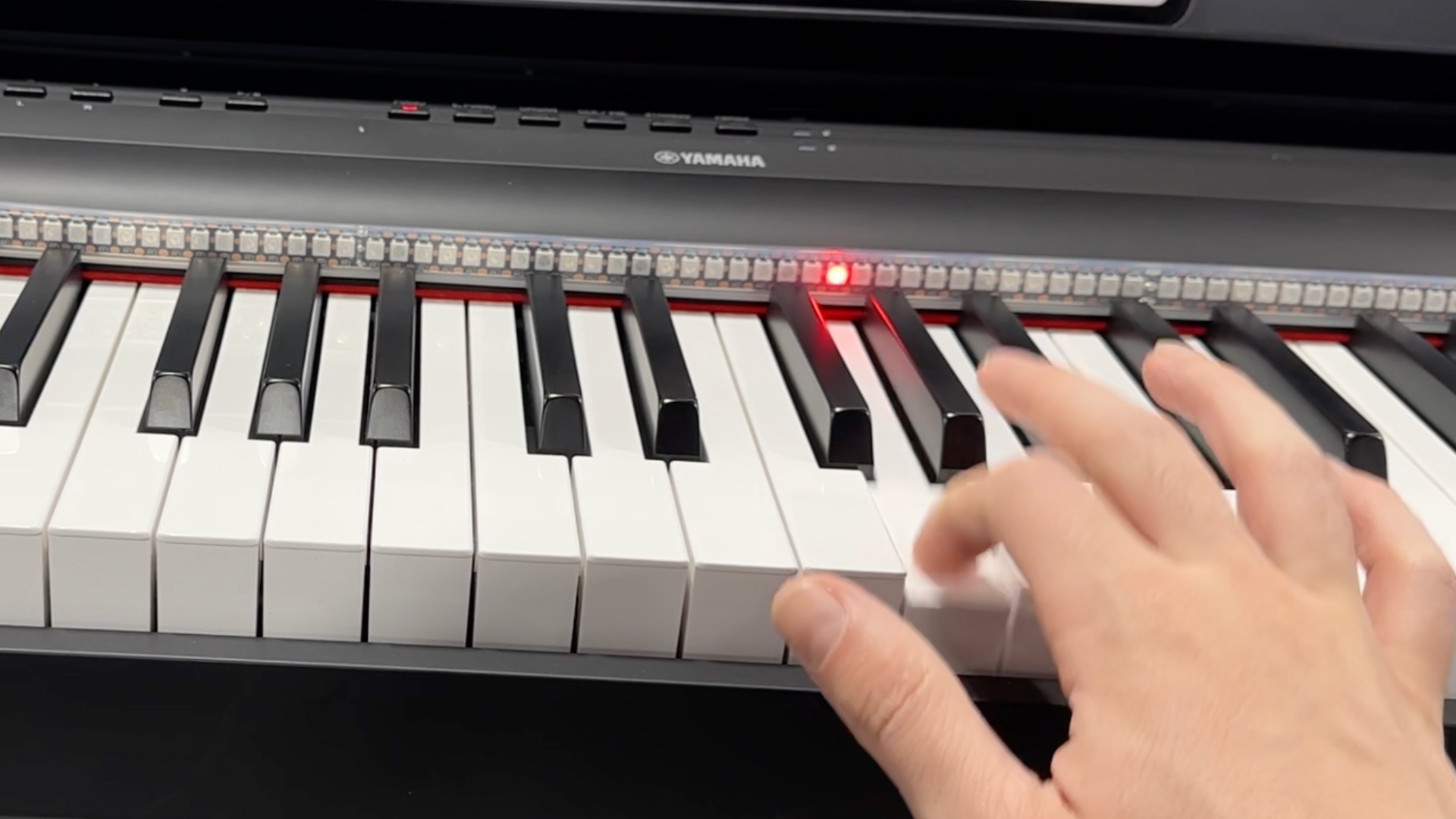 Une simple petite lumière rend l'apprentissage du piano beaucoup plus  facile - Numerama