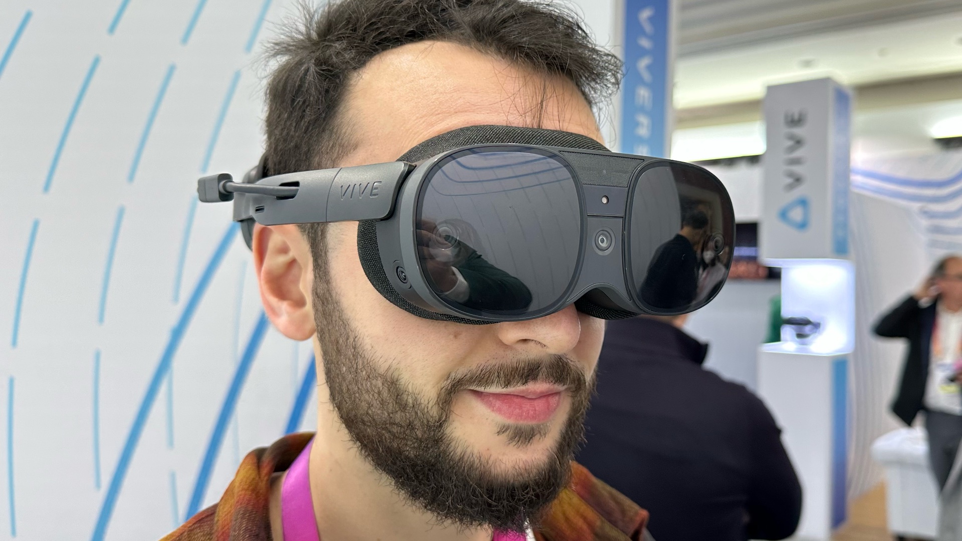 CES 2019 : HTC présente ses casques de réalité virtuelle Vive Cosmos et Vive  Pro Eyes