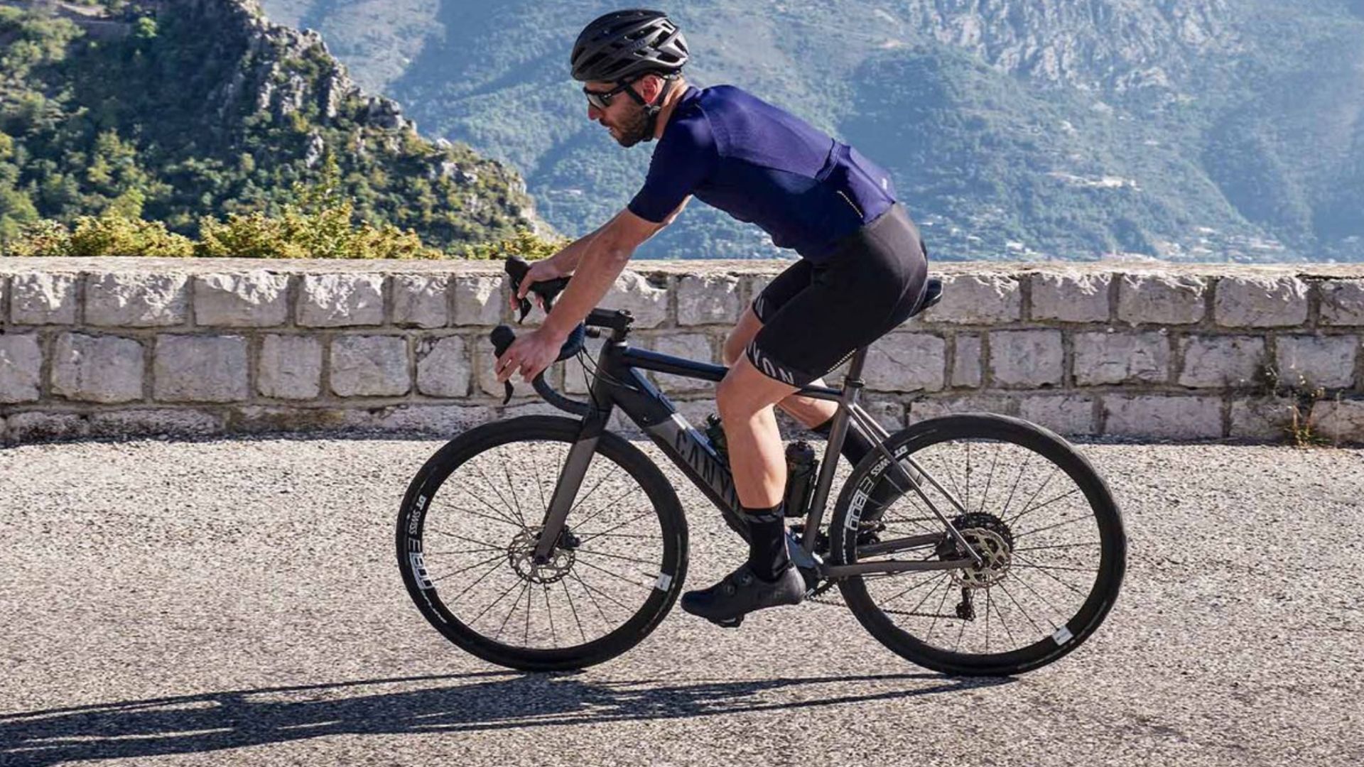 Canyon : une originale voiture-vélo à assistance électrique