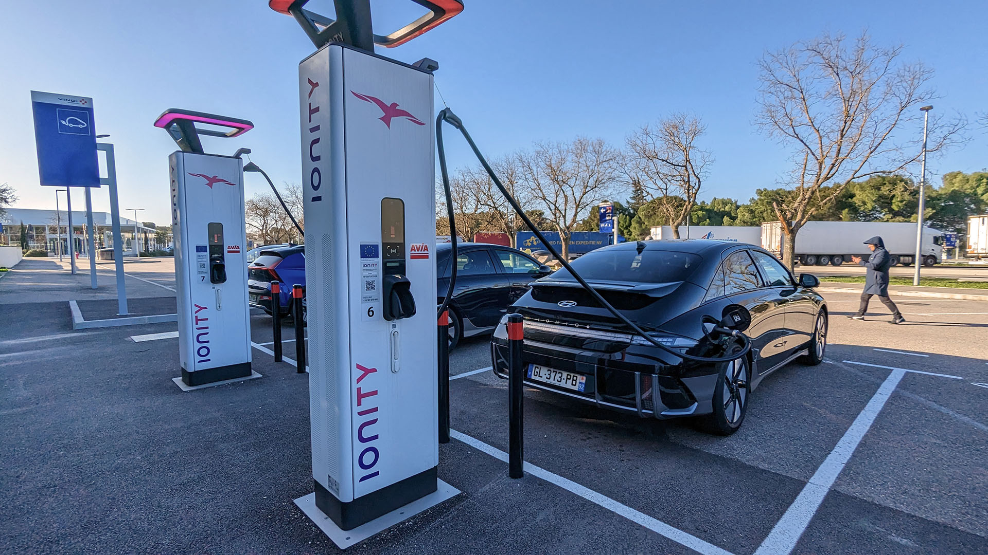 Ce nouveau chargeur rapide de voiture électrique est 3,5 fois plus puissant  que ceux de Tesla - Numerama