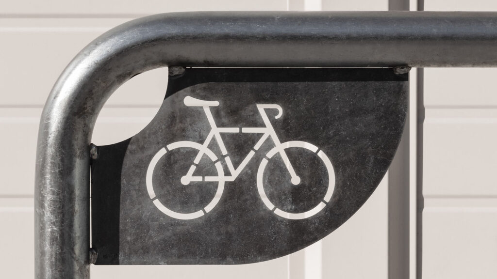 arceau de stationnement avec un symbole vélo
