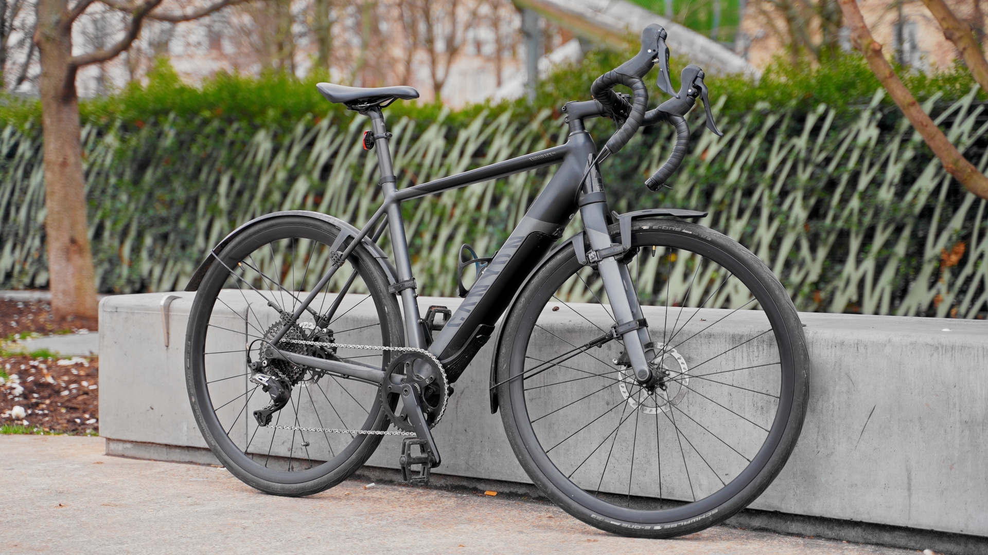 Un vélo de route ou gravel à assistance électrique pour ceux qui n'ont pas  ou plus la forme. 