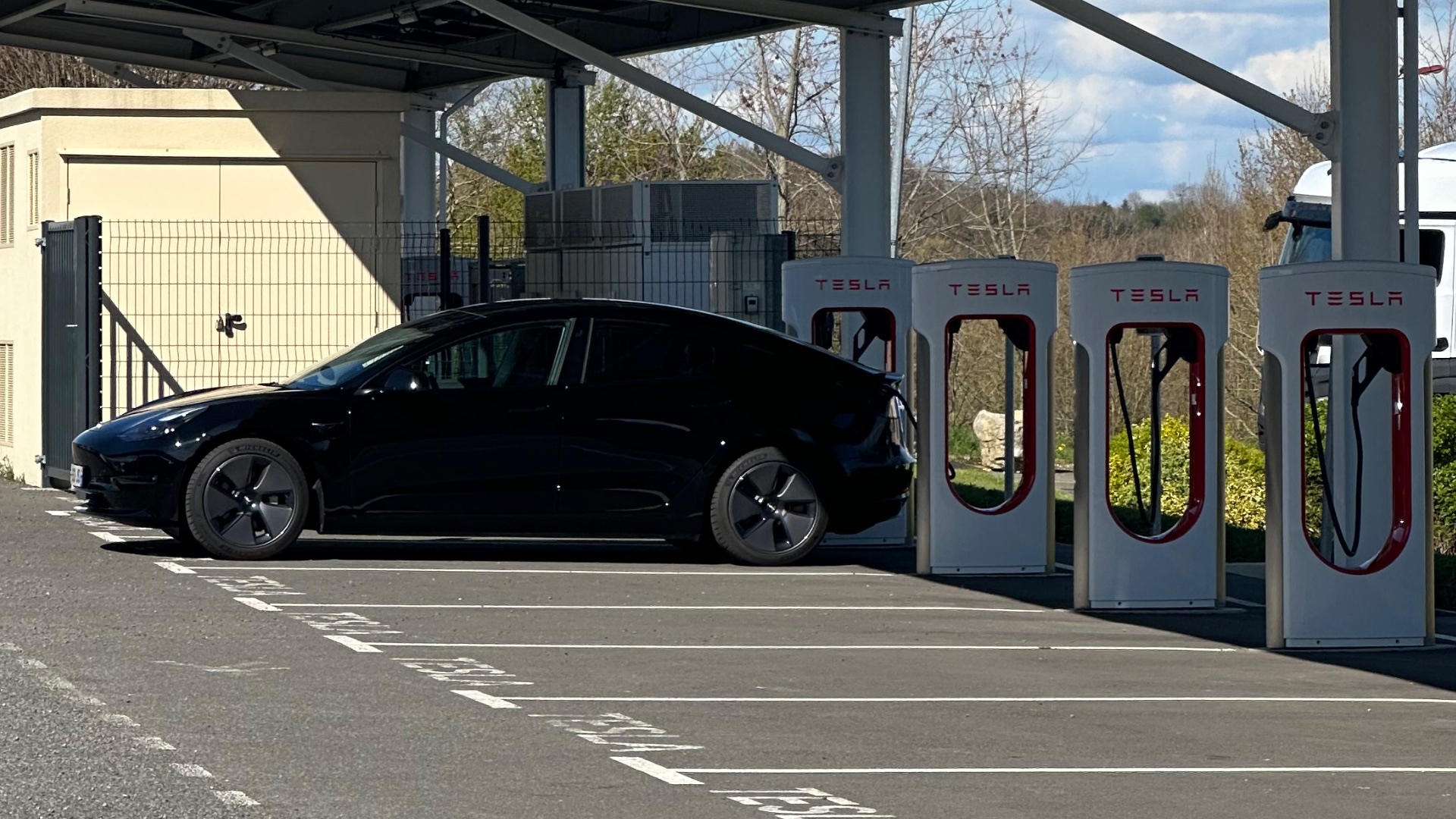 Ce nouveau chargeur rapide de voiture électrique est 3,5 fois plus puissant  que ceux de Tesla - Numerama