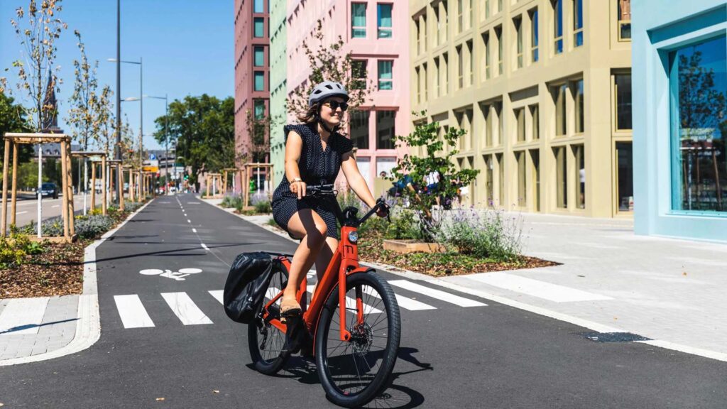 femme à vélo en robe