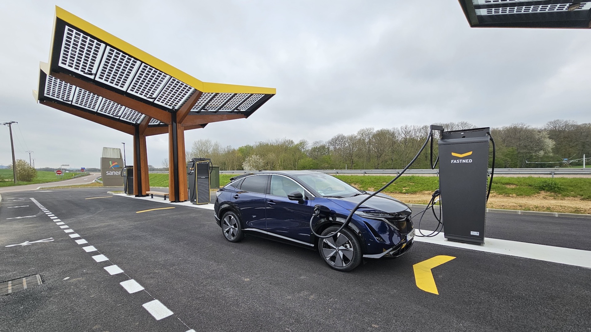 Voitures électriques : tout savoir sur la prise Green'Up - Numerama