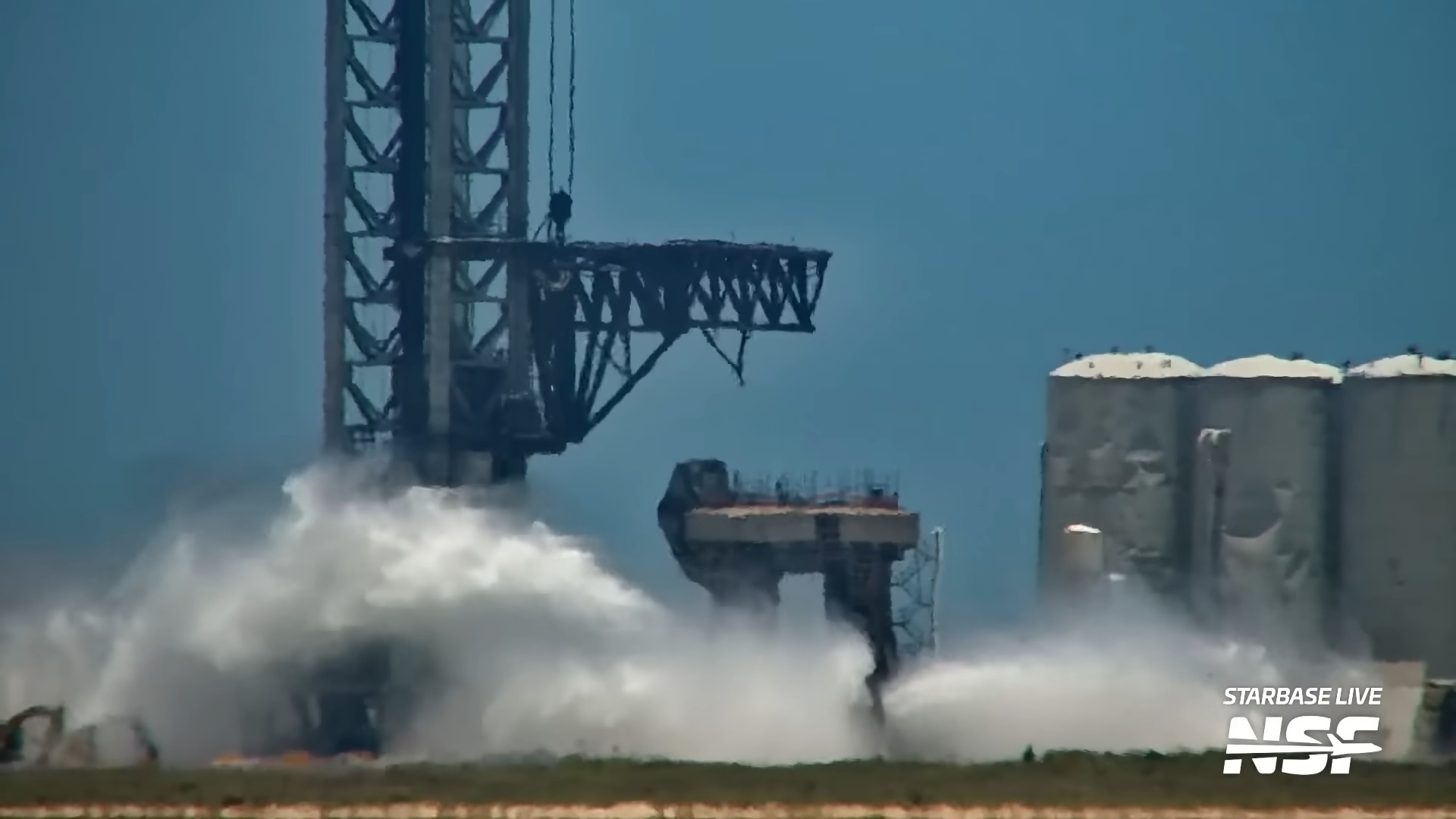 Starship: SpaceX testuje ścianę wody, aby uniknąć zachlapania platformy startowej