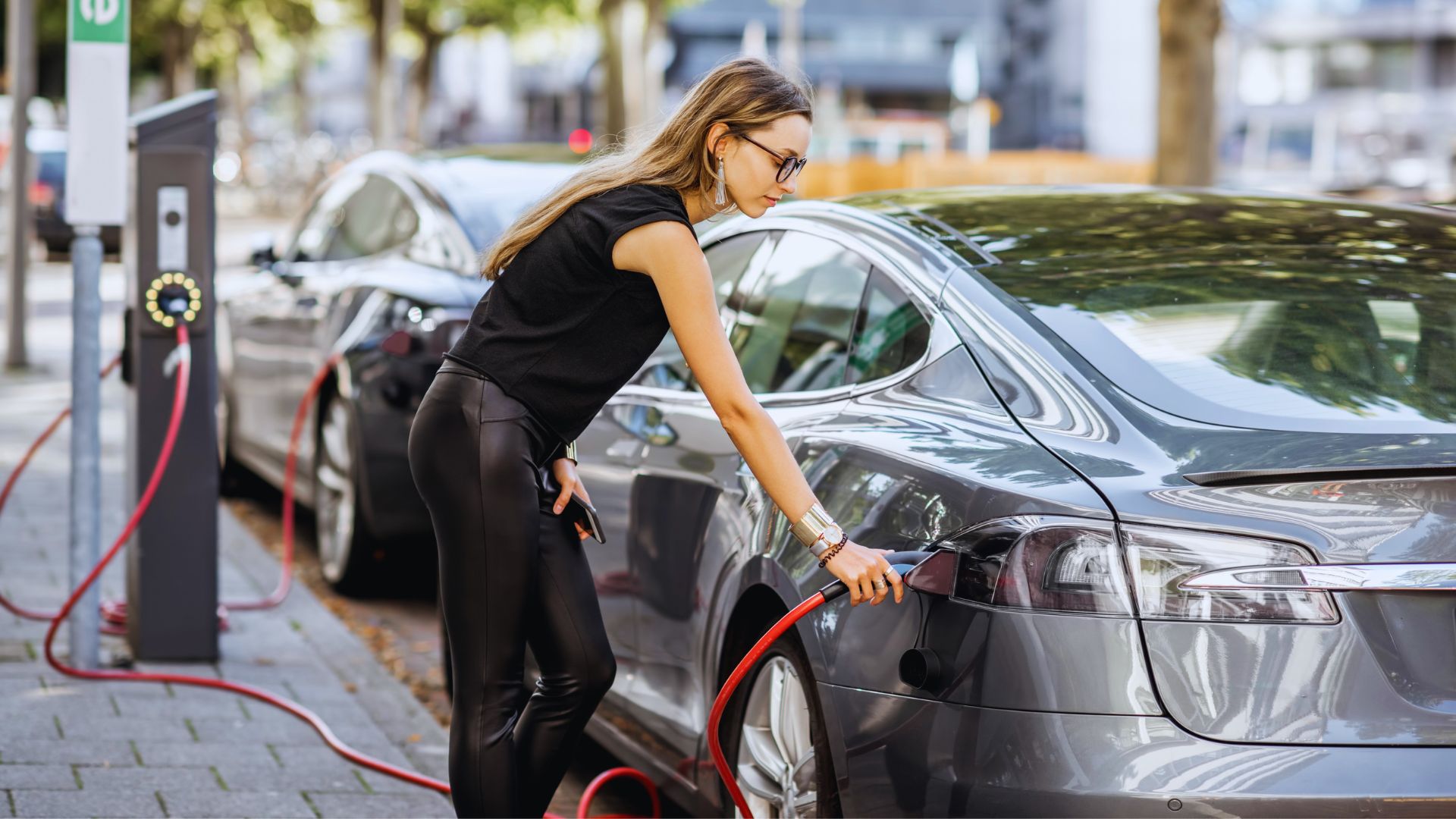 Comment éviter la galère en voiture électrique aux bornes de recharge cet  été ? - Numerama