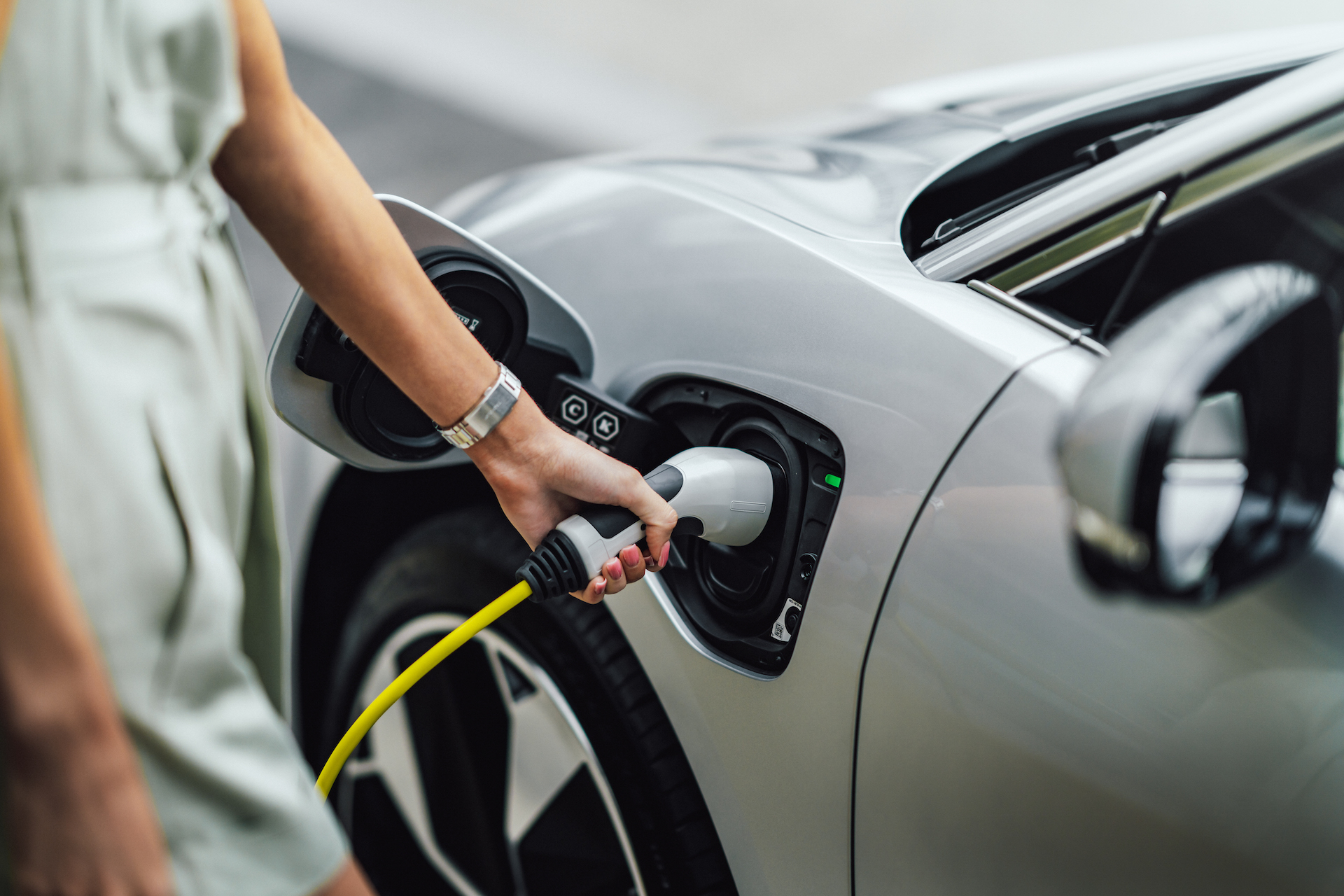 Pose d'une prise Green Up de Legrand pour une voiture 100% électrique Tesla  à Bordeaux - ECSR