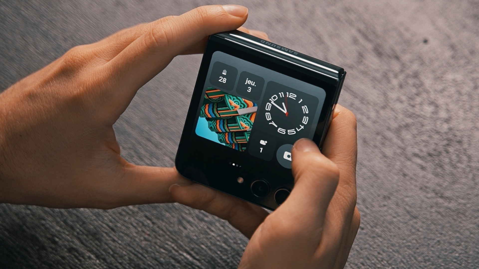 Test du Samsung Galaxy Z Flip5 5G - Le smartphone pliable avec un écran de  grande taille - Notebookcheck.fr