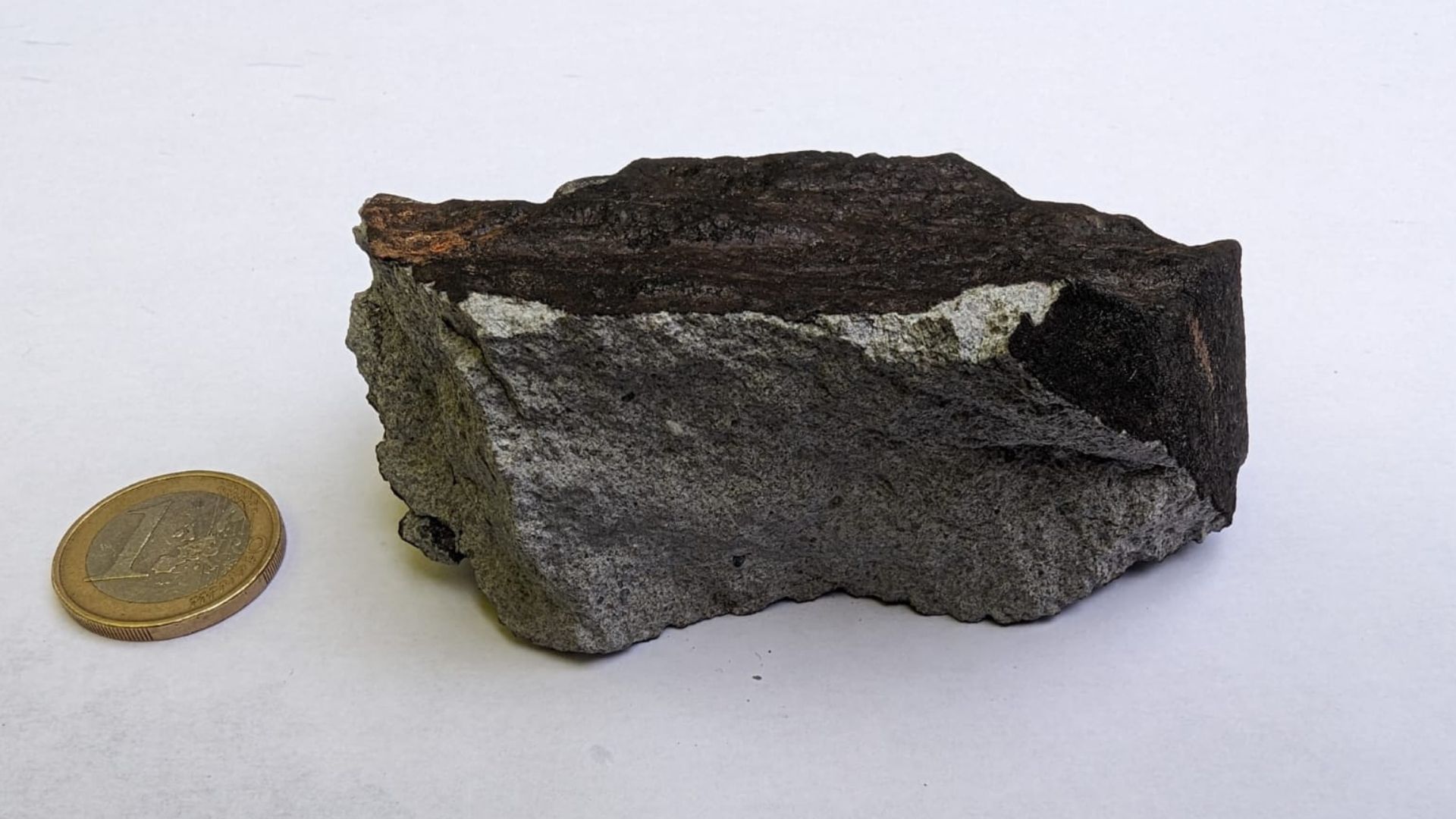 Voiture perforée par un objet à Strasbourg : une météorite à l'origine de  l'impact ?