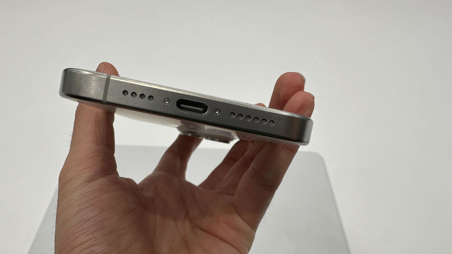 Avis aux possesseurs d'iPhone, le chargeur officiel d'Apple en USB-C est à  -20 %