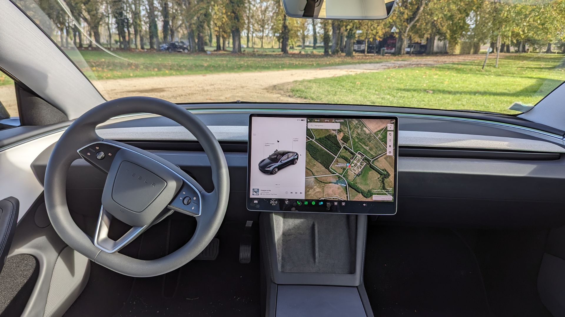 On a roulé en Tesla Model 3 sans commodo : perturbant, mais pas  rédhibitoire - Numerama