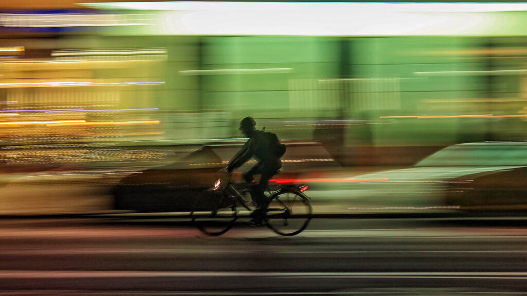 cycliste roulant de nuit en ville