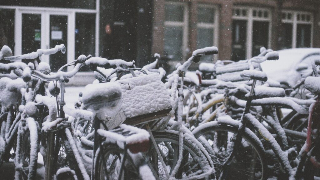 velos sous la neige stationnés dans une rue