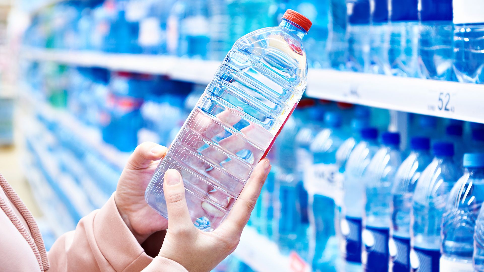 Microplastiques : 8 bouteilles d'eau sur 10 contaminées, selon une