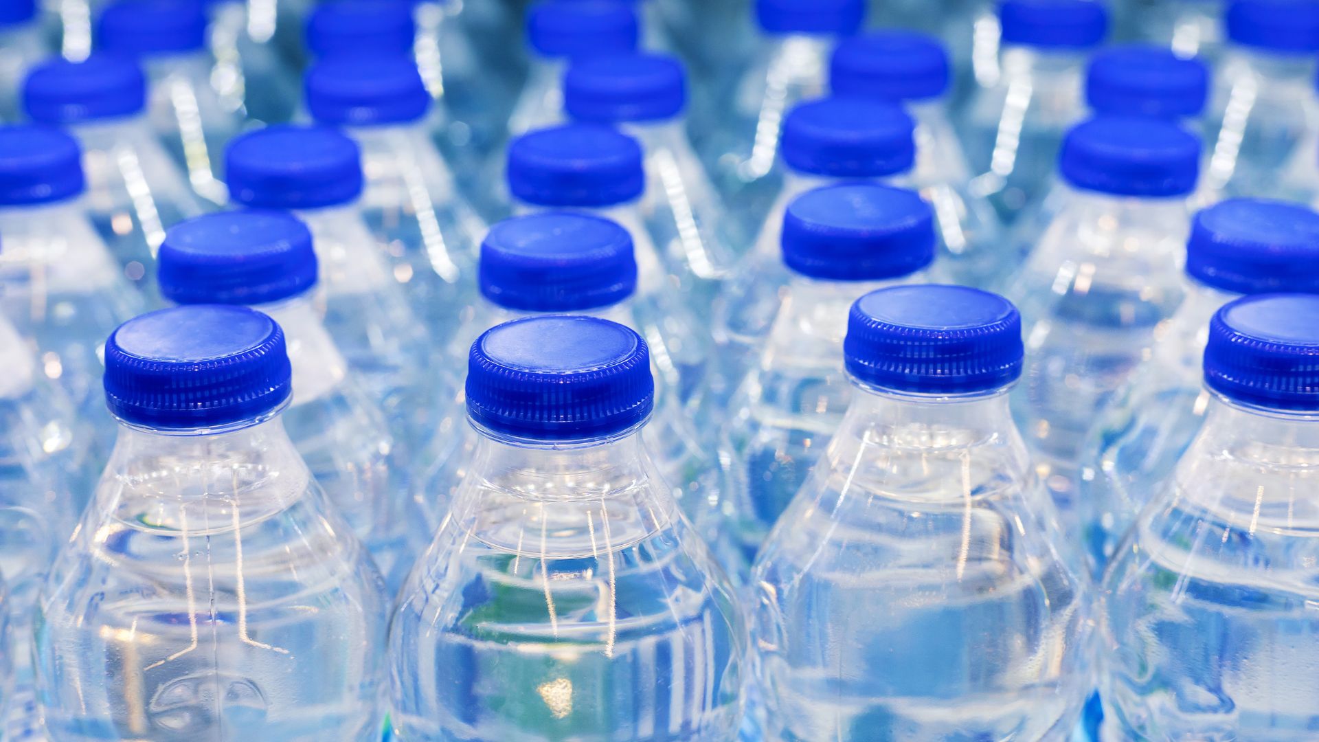 L'eau en bouteille est pire que tout pour la santé : on boit du plastique -  Numerama